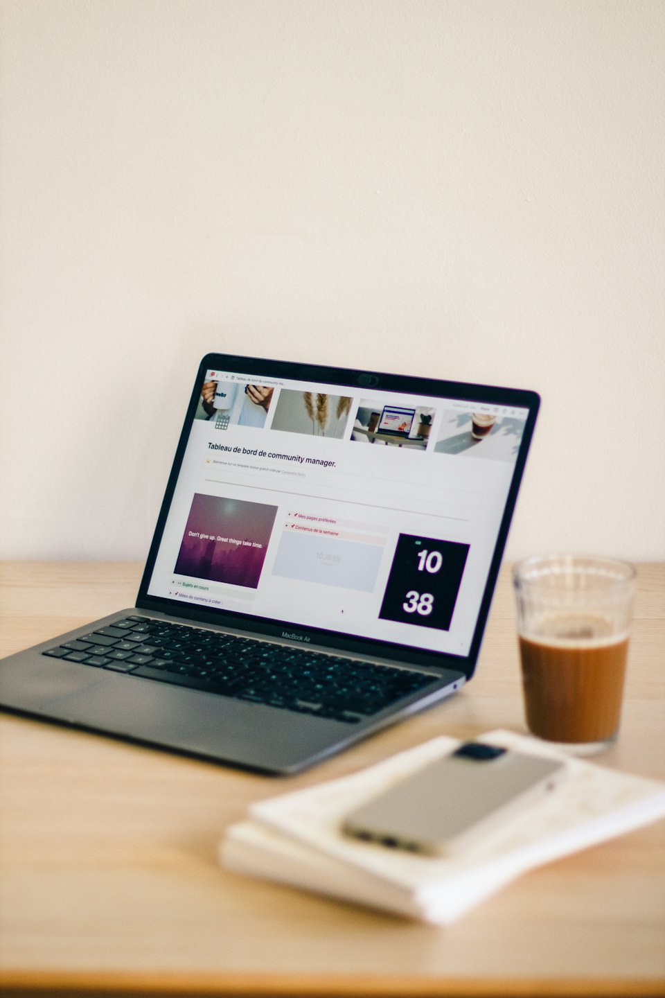 Informazioni Laptop con dashboard su una scrivania di legno con caffè freddo.