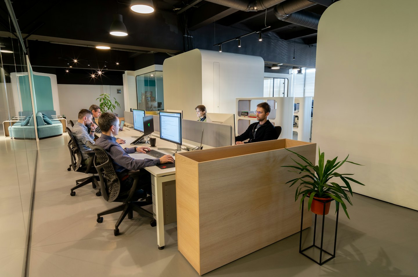 Contatti Professionisti che lavorano con diligenza al computer in un ufficio moderno.