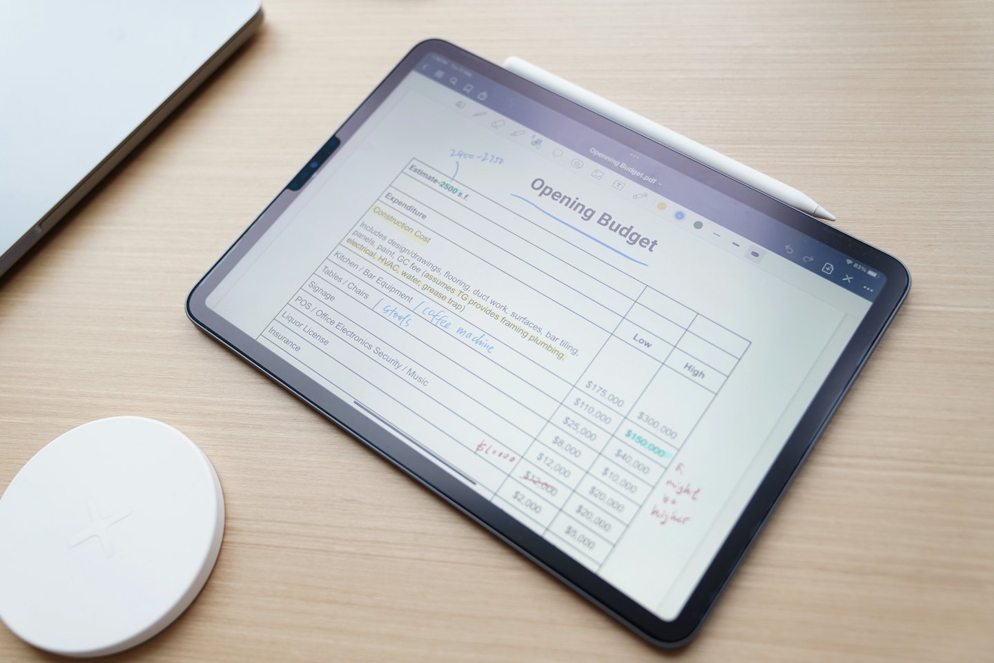 Prezzi Tablet con foglio di calcolo digitale per il budget e stilo sullo schermo.