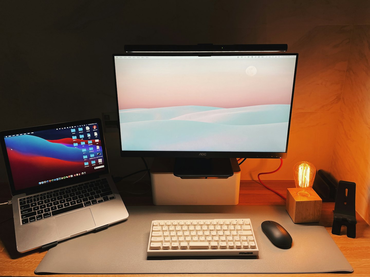Home Un laptop e un monitor siedono su una scrivania di legno.