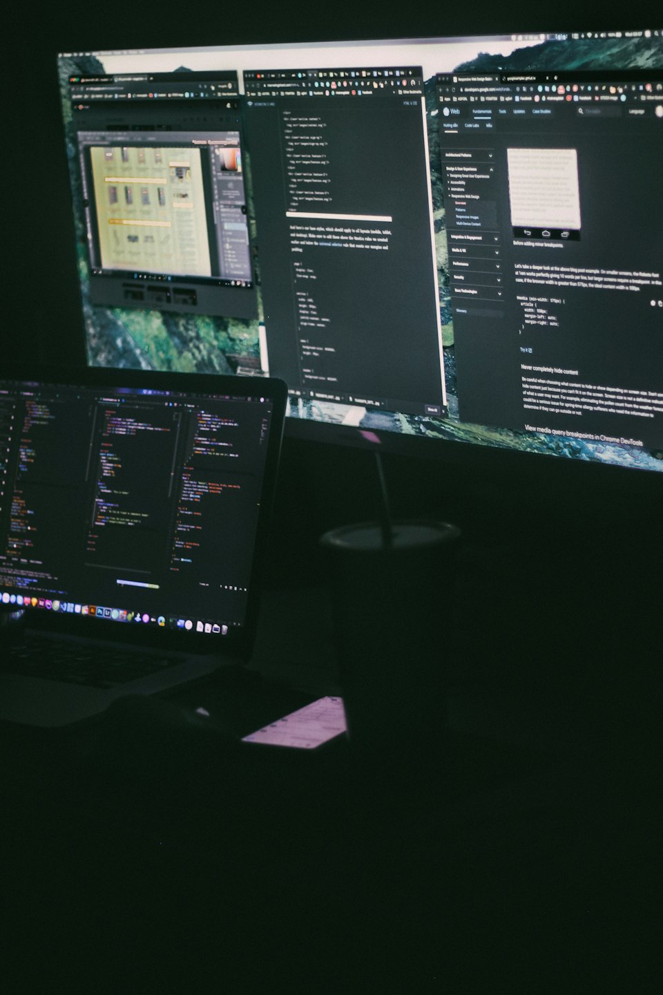 Prezzi Postazione di lavoro al computer con righe di codice e documentazione di progettazione.